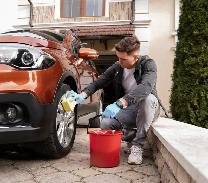 Lavage auto à domicile Cerbois : professionnel intervenant sur un véhicule